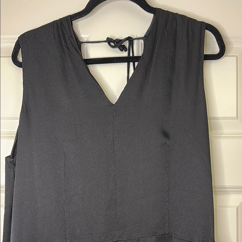 Everlane Black V-Neck Top Women’s size XL with pockets